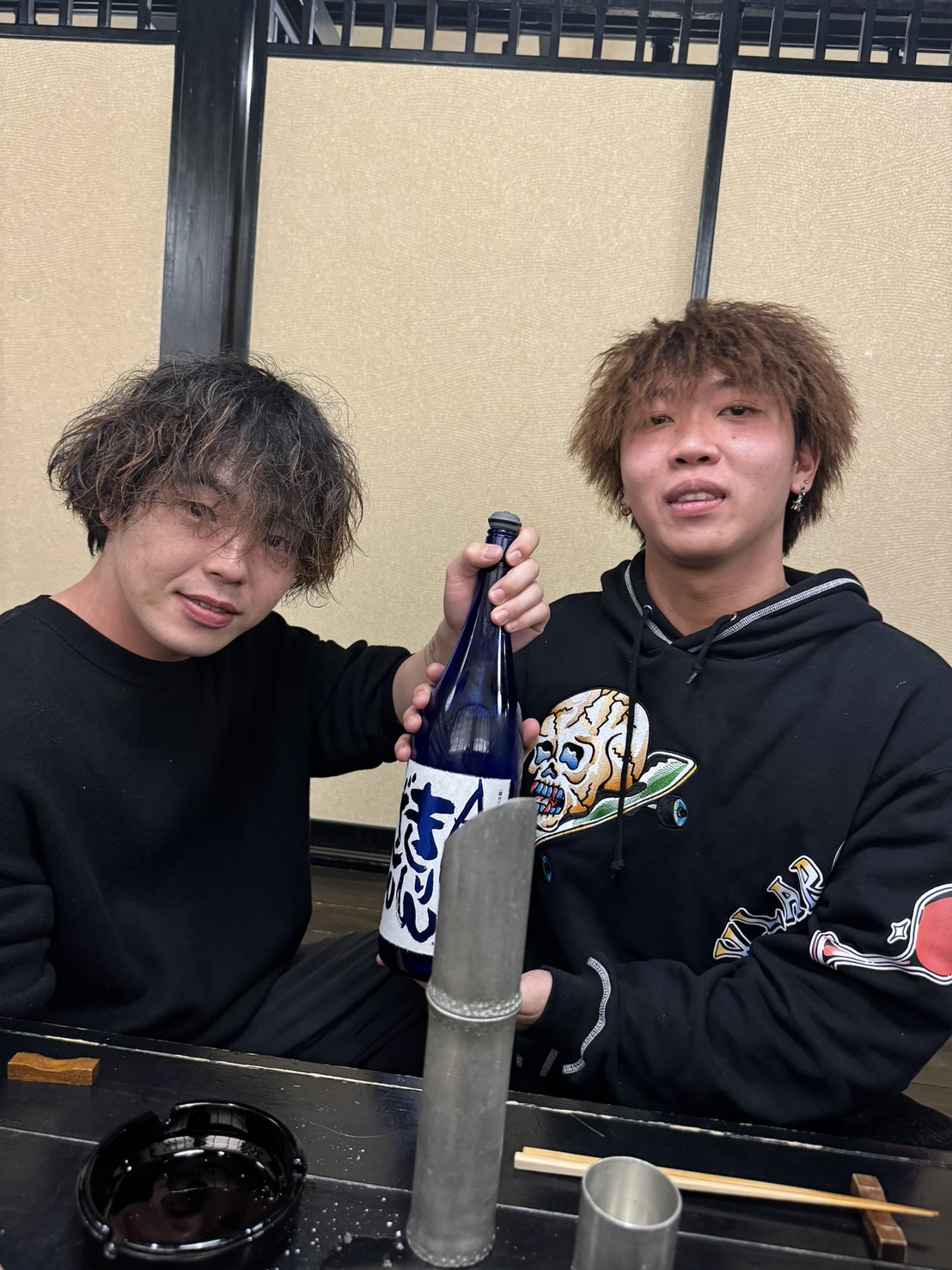 仕事終わりにスタッフ2人で乾杯する様子